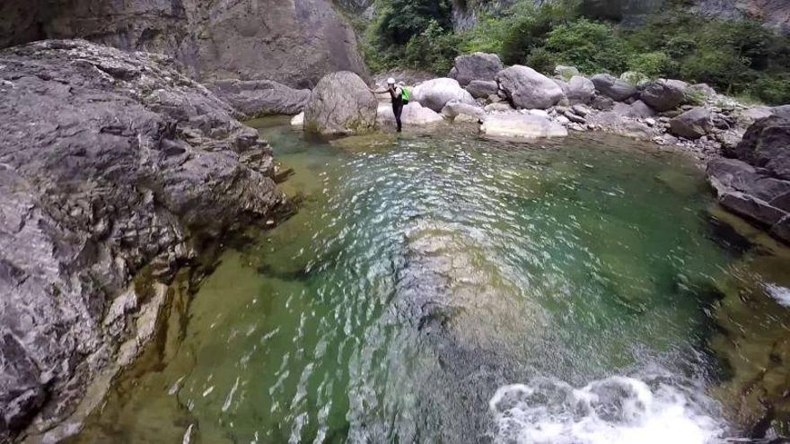 Un senderista muere al caer al río Yaga