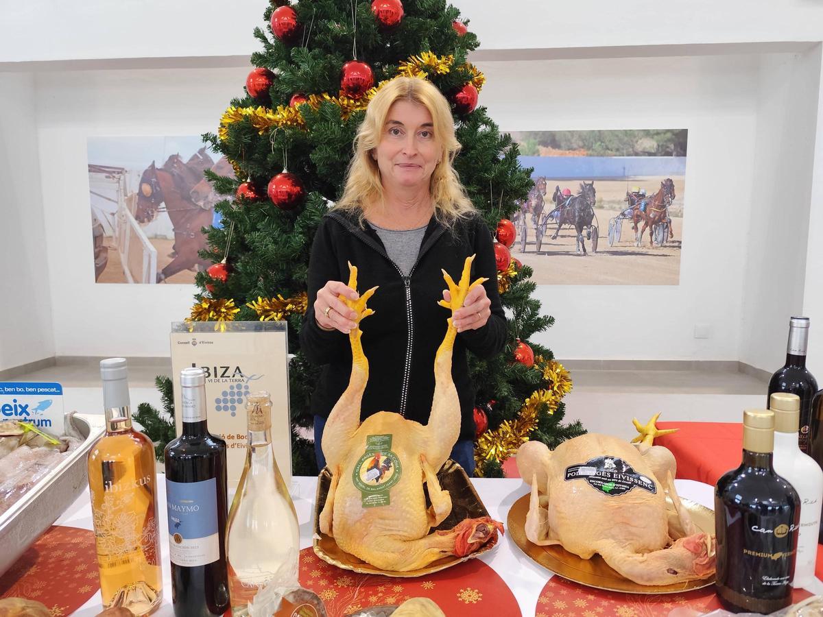 Maria Ramon, propietaria de Sa Cova, con dos de sus pollos.