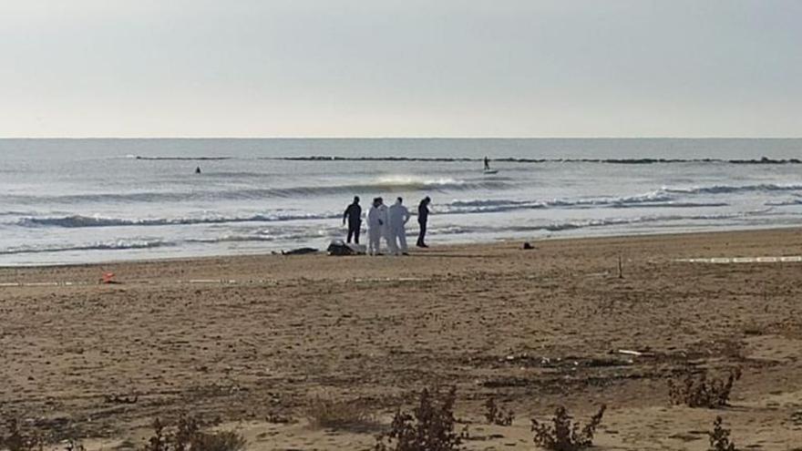 Levantamiento del cadáver en la playa de Burriana