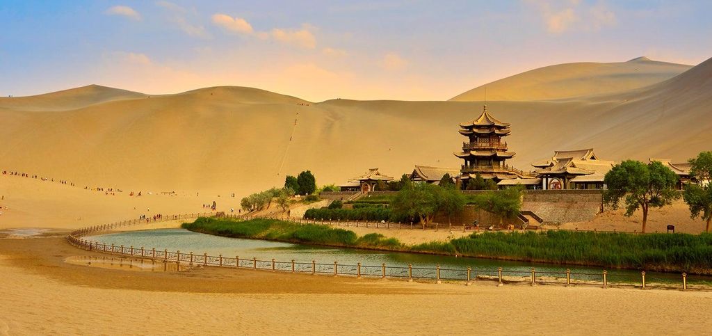 2. Dunhuang, China Esta ciudad se encuentra junto al temible desierto de Taklamakán y es en la actualidad la puerta de entrada de China a Asia Central. Este lugar es conocido por albergar las cuevas de Mogao o de los mil Budas. Pero también por su conjunto de santuarios excavados en la roca que hoy son Patrimonio de la Humanidad.