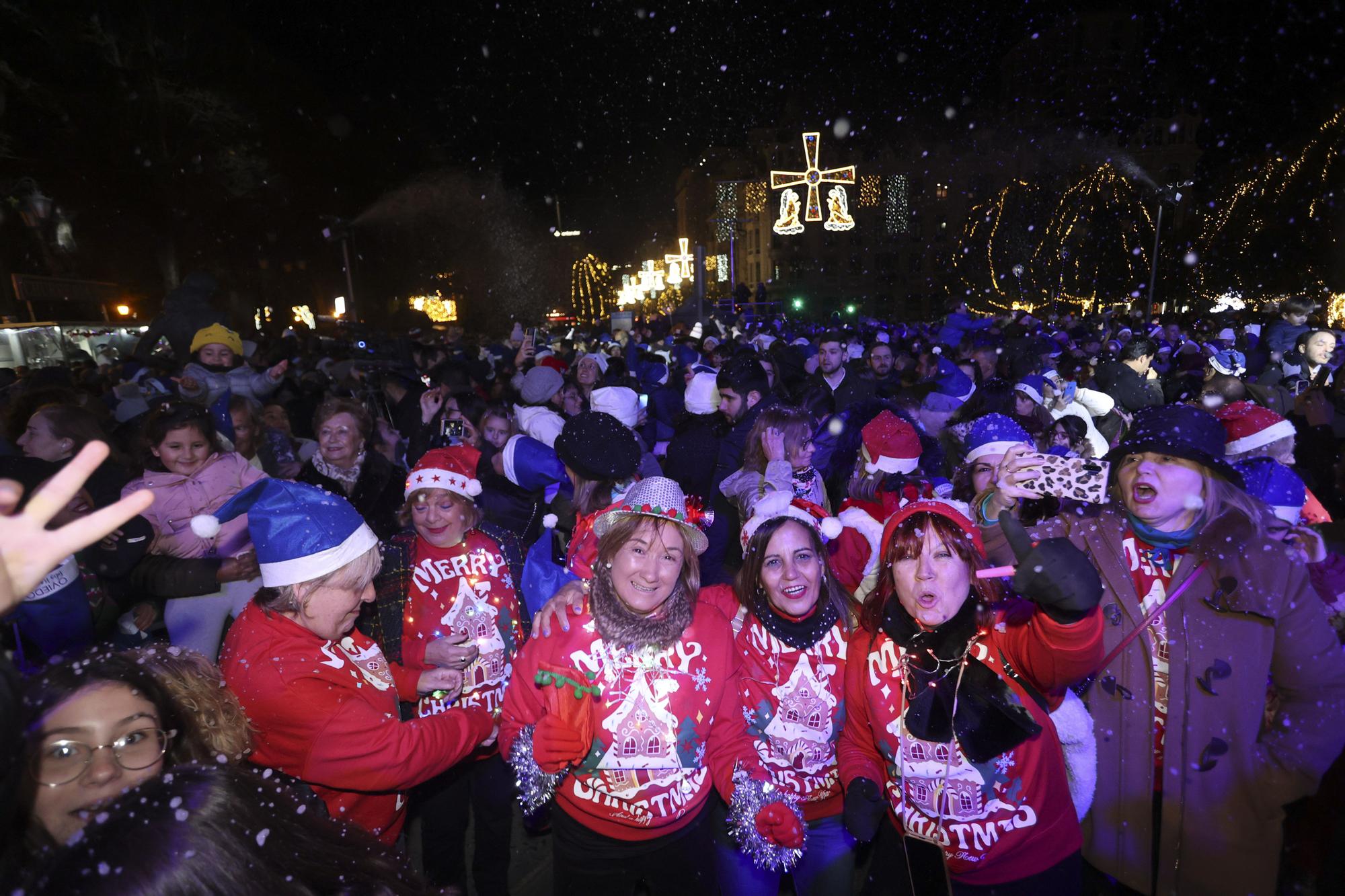 En imágenes: así fue el encendido de las luces de Navidad en Oviedo