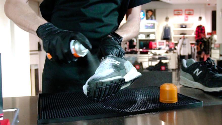 Sportown ofrecerá hasta el sábado este sistema de limpieza de zapatillas de forma gratuita.