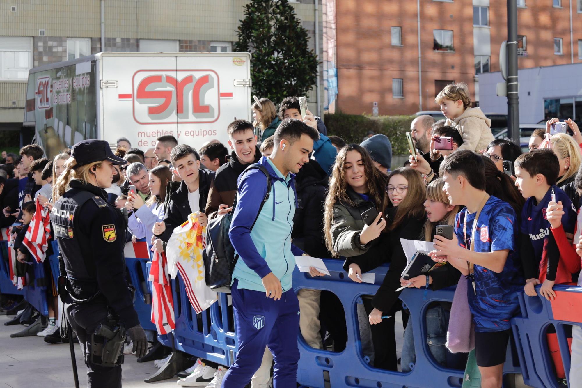 El Atlético de Madrid ya está en Oviedo: el Cholo, aclamado a su llegada por cientos de hinchas