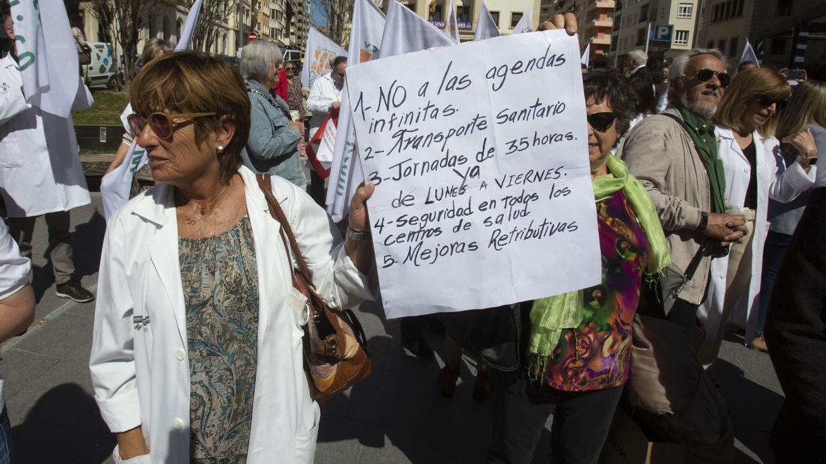 Un momento de la protesta celebrada durante la segunda jornada de huelga de médicos, el 3 de abril, en Alicante