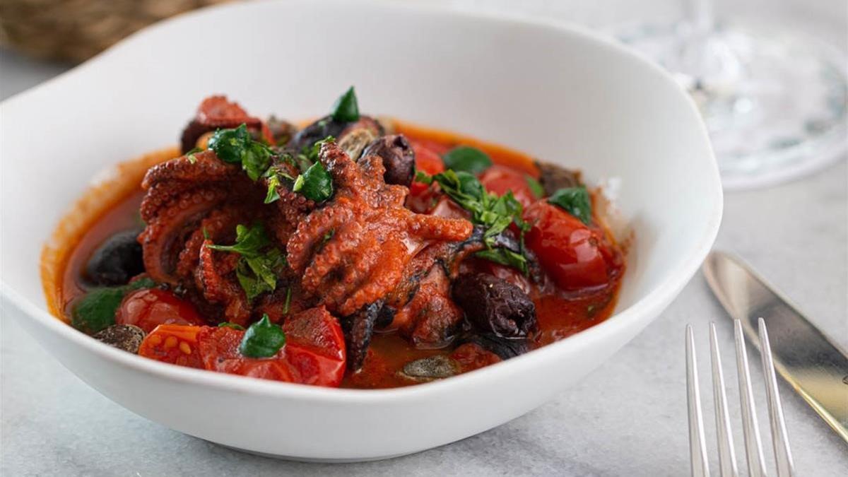 pulpitos estofados  anchoas  aceitunas de kalamata y perejil de Bruno Annunziata del restaurante Velissima