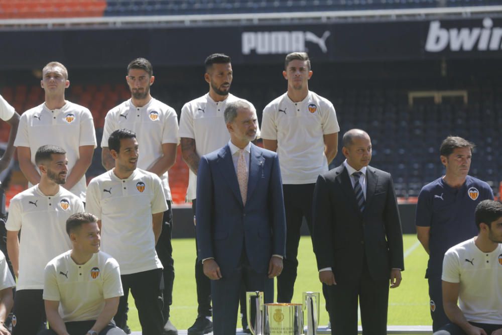 El rey Felipe VI felicita a la plantilla del Valencia CF por conseguir la Copa