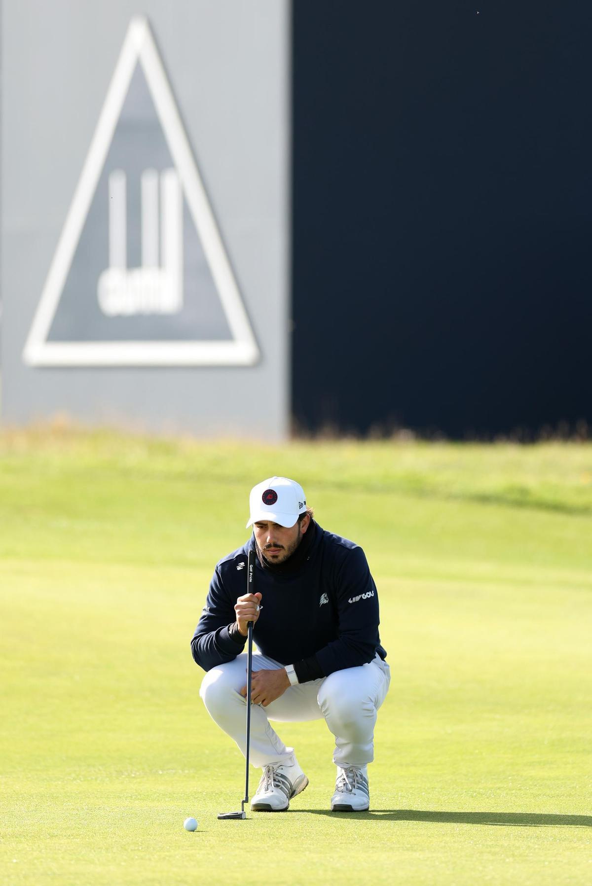 José Luis Ballester, mejor español del Alfred Dunhill Links Championship, estudia un putt durante la tercera jornada
