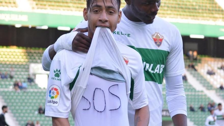 Leomar Pinto celebra el gol que le marca al Torrevieja