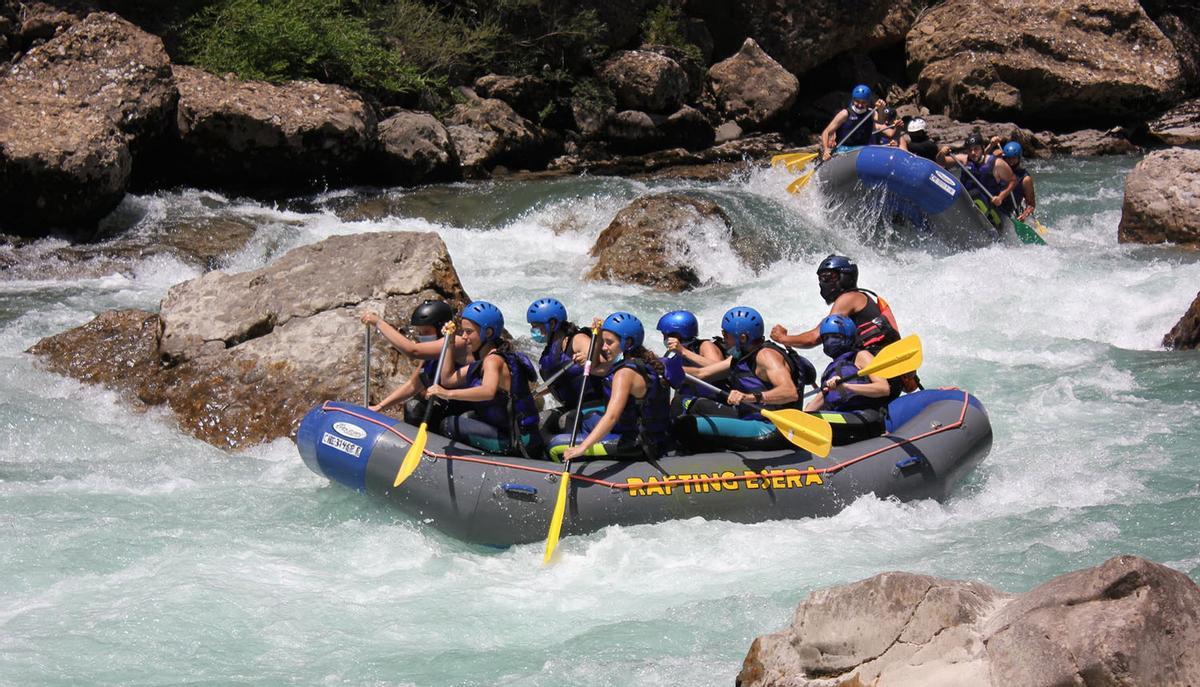 Varias personas haciendo rafting en el río Ésera a la altura de Campo