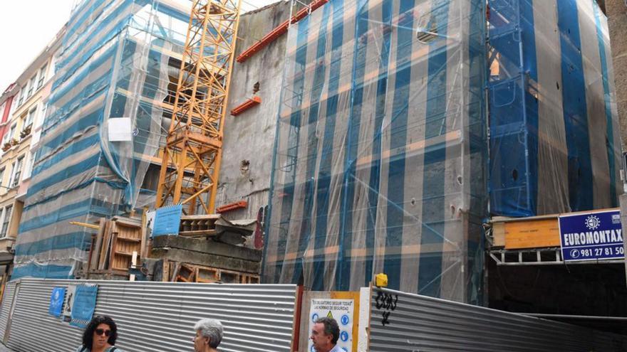 La obra del edificio de viviendas municipales de Pontejos se prolongará seis meses más
