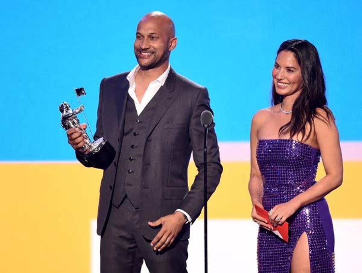 MTV Video Music Awards 2018: Olivia Munn con vestido de David Koma junto a Keegan-Michael Key