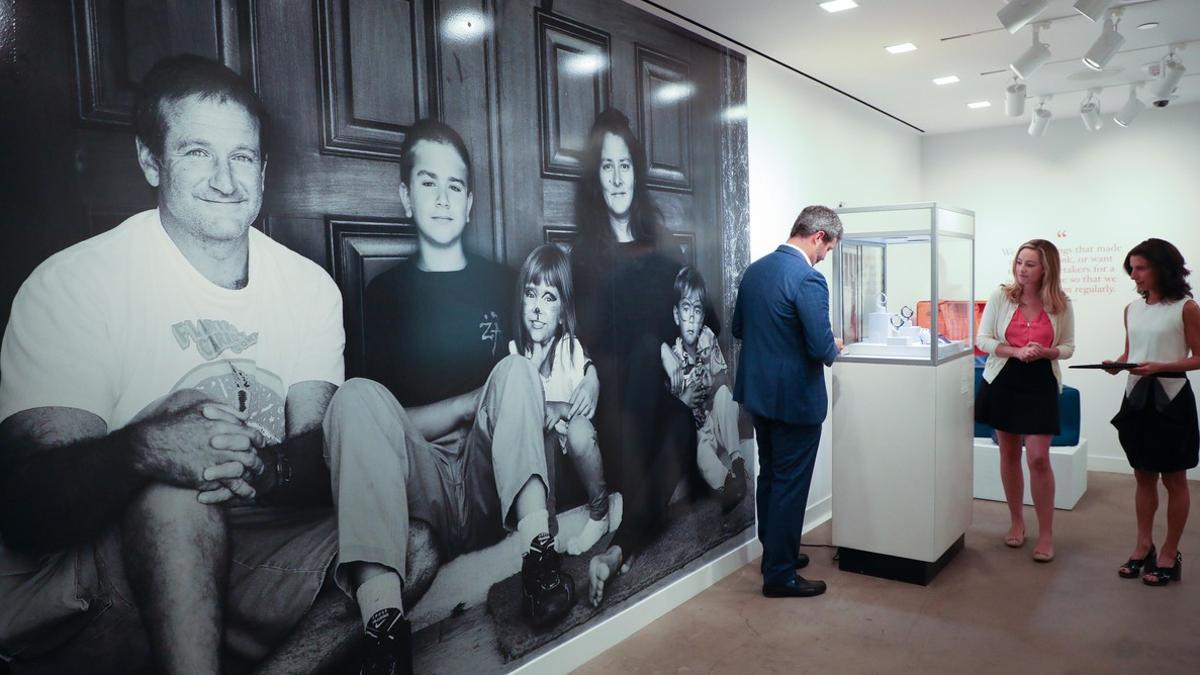 Una fotografía del actor Robin Williams y su familia junto a los objetos de la subasta exhibidos, el pasado miércoles, en Los Ángeles.