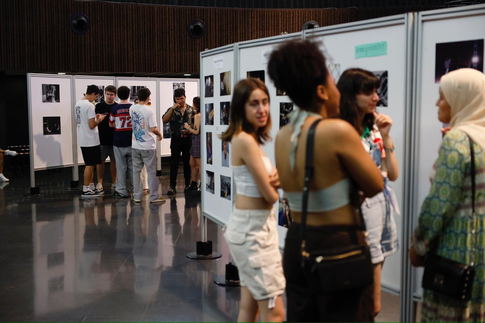 En imágenes | El Centro Cívico Delicias acoge una exposición de jóvenes fotógrafos de Zaragoza