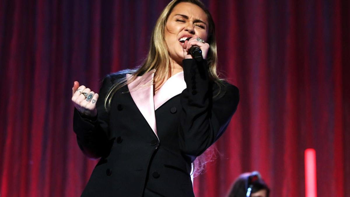 Miley Cyrus celebra el Día de la Mujer con unas emotivas fotos