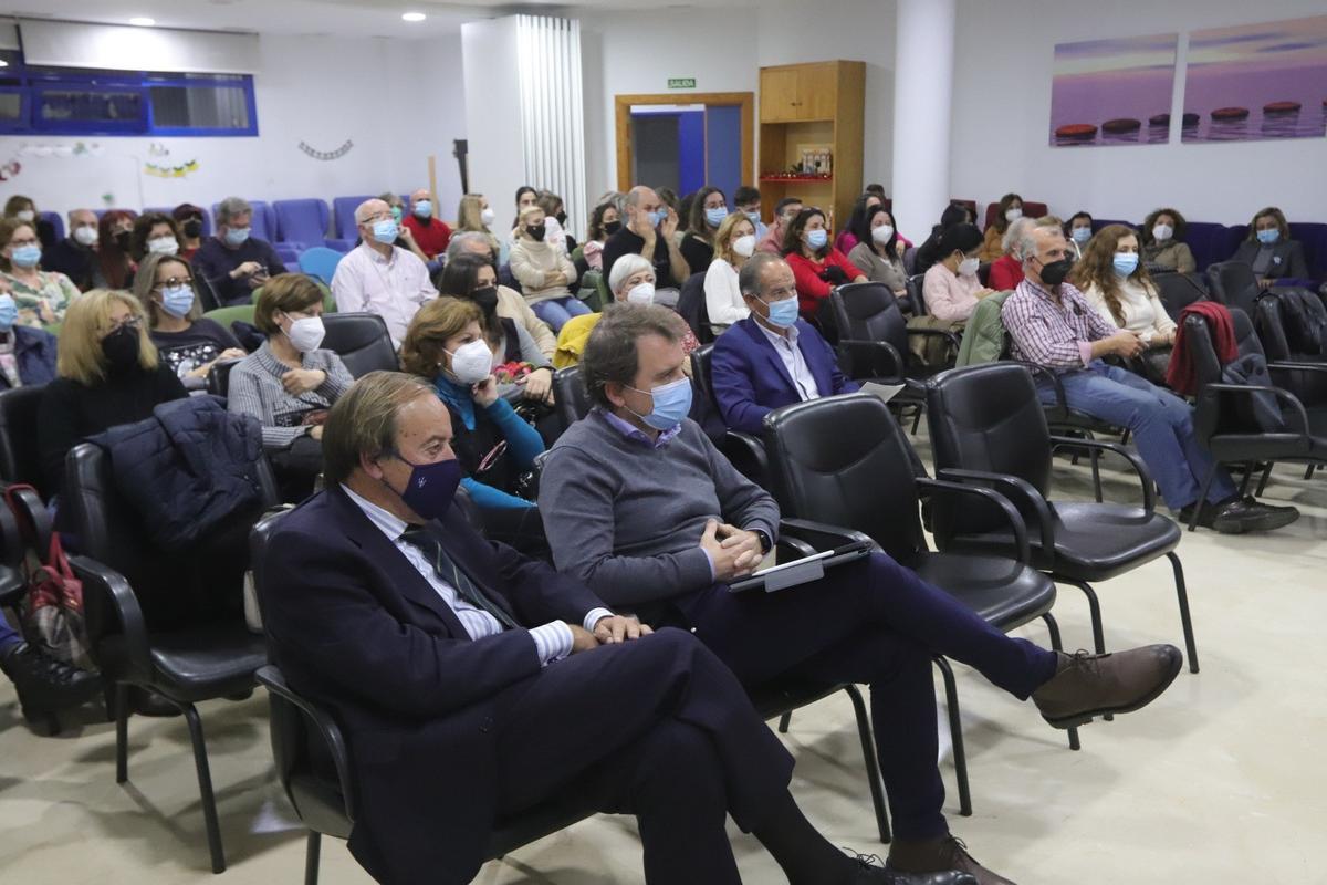 Participantes en la asamblea de la asociación San Rafael de Alzheimer Córdoba, este martes.