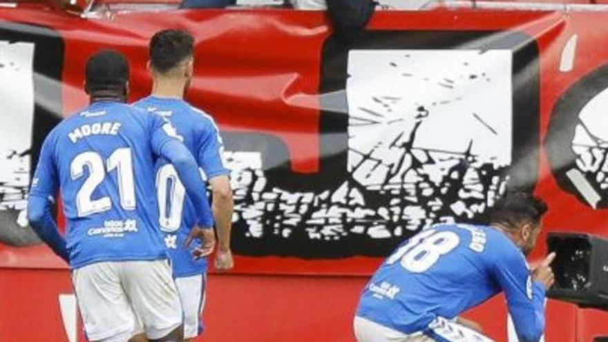 Enric celebra su doblete en El Molinón.