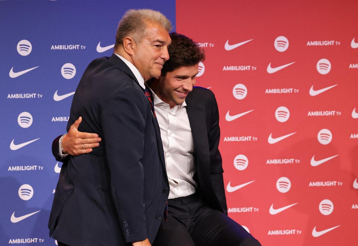 Joan Laporta abraza a Sergi Roberto tras su breve discurso.