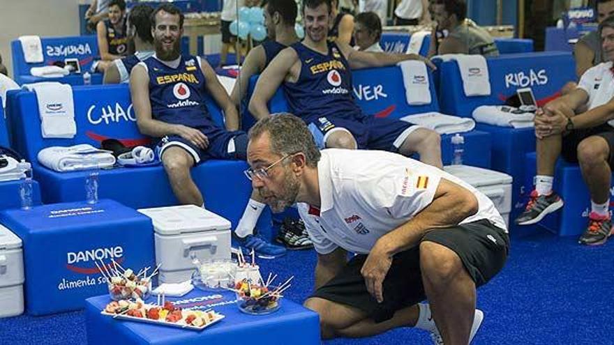 Orenga soplando las velas de la tarta