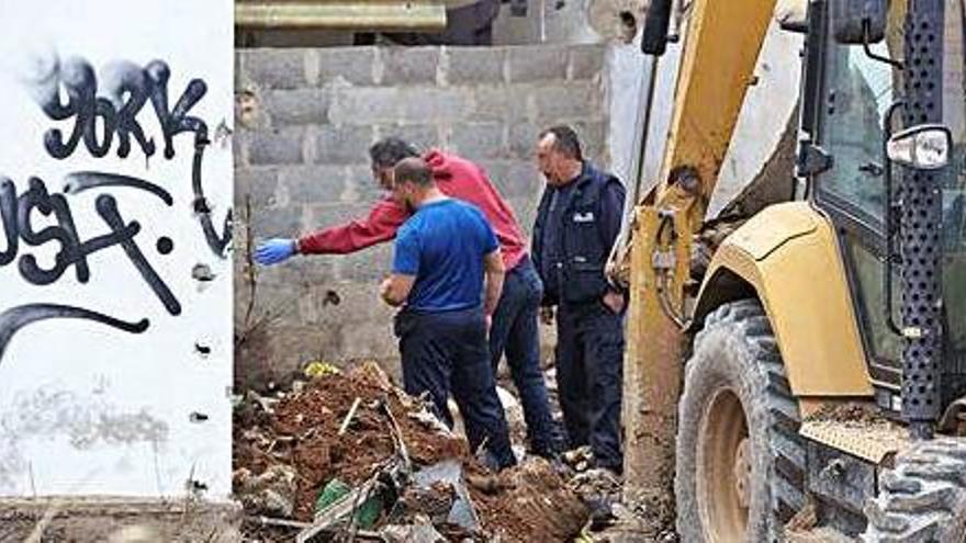 La Guardia Civil empleó una excavadora en los terrenos aledaños a una casa okupa de Sant Antoni para buscar el rastro de la mujer.