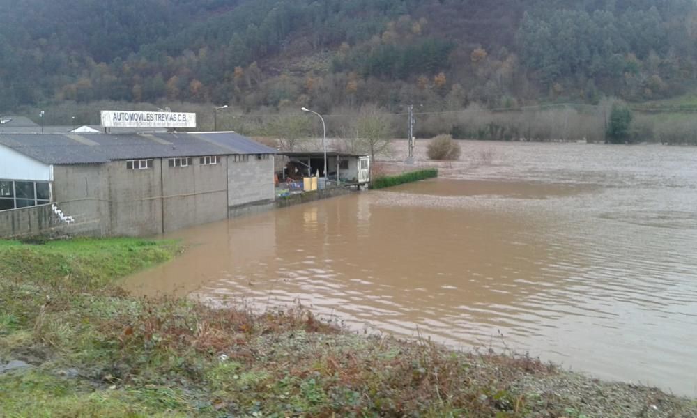 Tiempo en Asturias: Las espectaculares imágenes de las riadas, argayos e incidencias del temporal