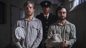 Daniel Radcliffe, a la derecha, en un fotgorama de ’Fuga de Pretoria’