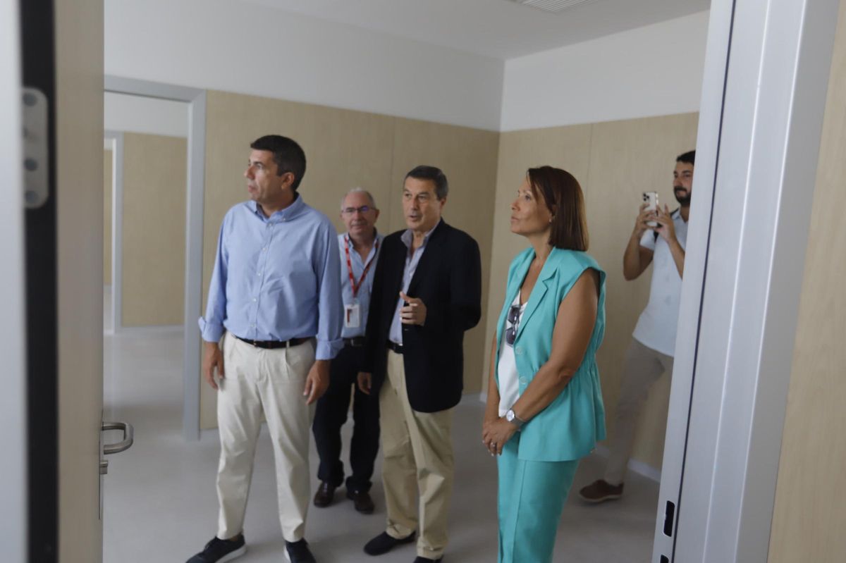 Mazón, Gómez y la alcaldesa Pastor durante la visita al centro de salud
