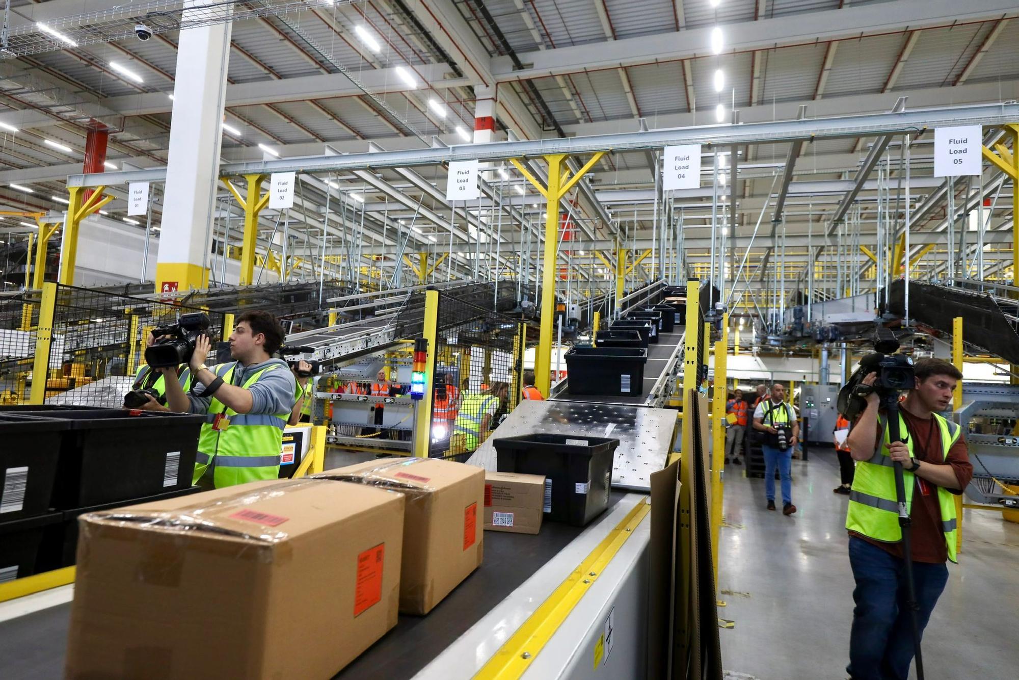 En imágenes |  El gran almacén de Amazon en Zaragoza cumple su primer año de actividad