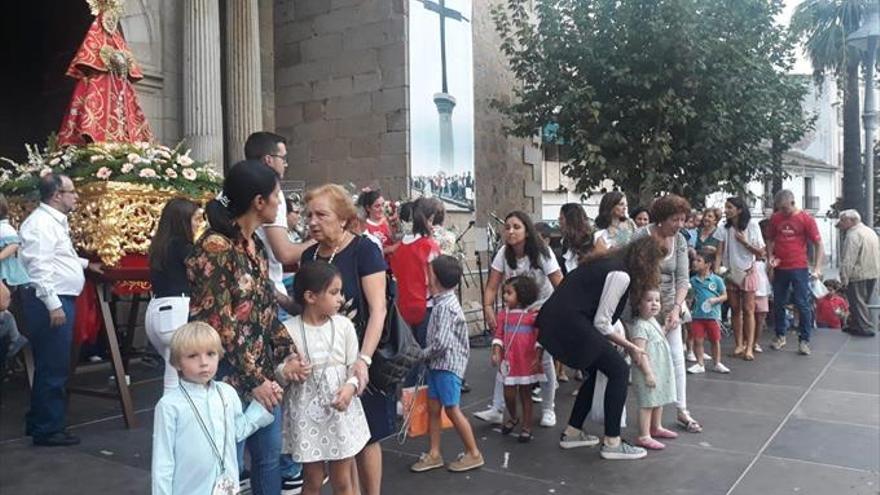 Los niños veneran a la Virgen de las Cruces