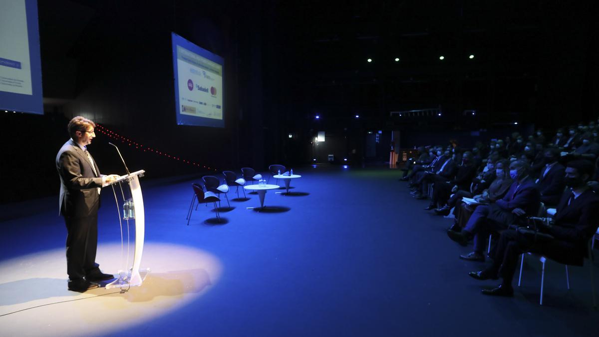 ASISTENTES A UN CONGRESO SOBRE TRANSPORTE POR CARRETERA