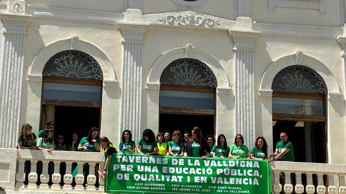 La alcaldesa de Tavernes de la Valldigna y los docentes locales, en el balcón del edificio consistorial