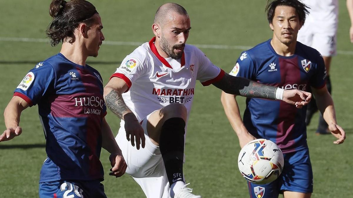 Aleix Vidal intenta controlar ante Seoane y Okazaki