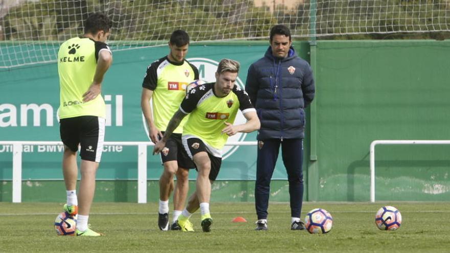 Mandi, esta mañana, lanza faltas junto a Borja Valle y Edu Albacar