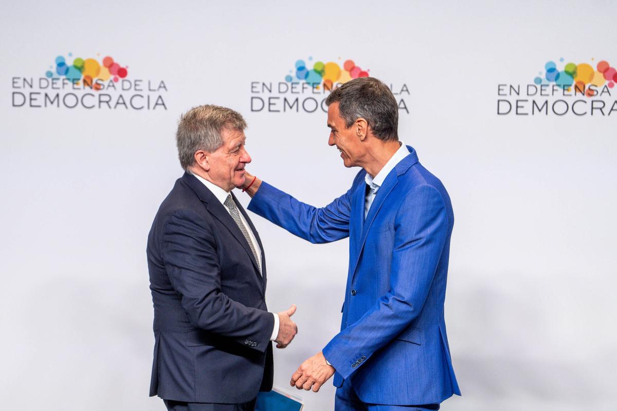 Pedro Sánchez saludando a Guy Ryde, DSG de Naciones Unidas, en la IV Reunión “En Defensa de la Democracia”.