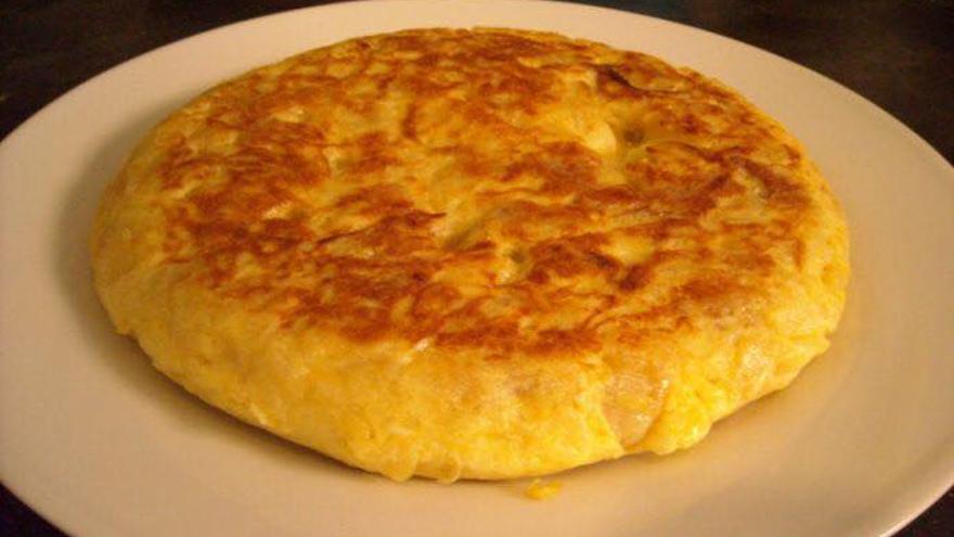 Trucos para dar la vuelta a la tortilla de patatas