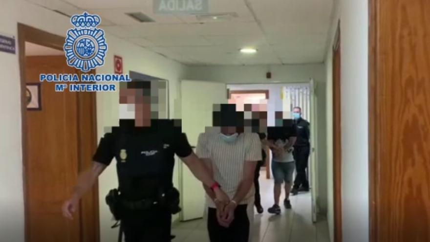 Los dos detenidos en la Comsiaría de la Policía Nacional de Arrecife.