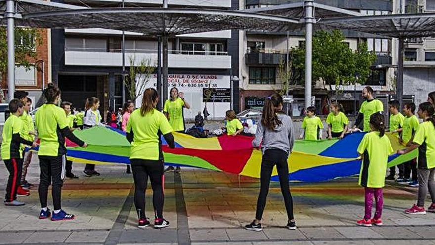 Una vistosa tela de colores fue protagonista de alguna de las actividades programadas en la jornada de Educación Física en la calle.  Laura Poveda