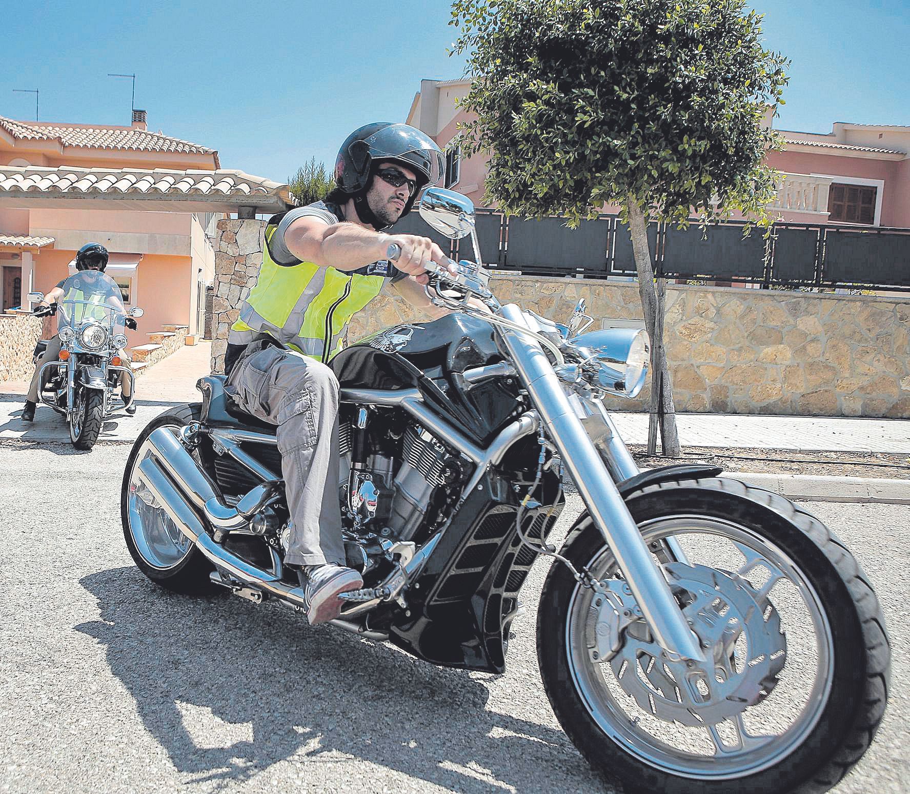 Agentes de la Guardia Civil conducen Harley Davidson intervenidas a los Ángeles del Infierno.