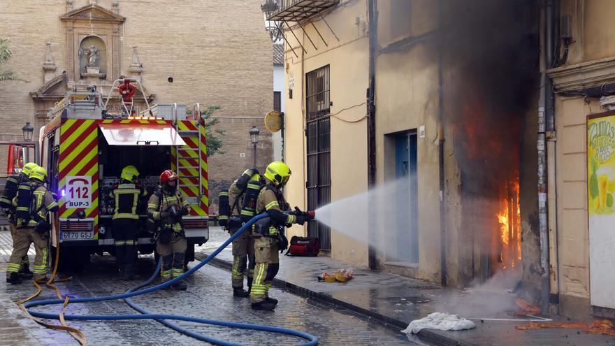 Rescatan a tres personas en dos incendios de vivienda en Mislata y Massamagrell