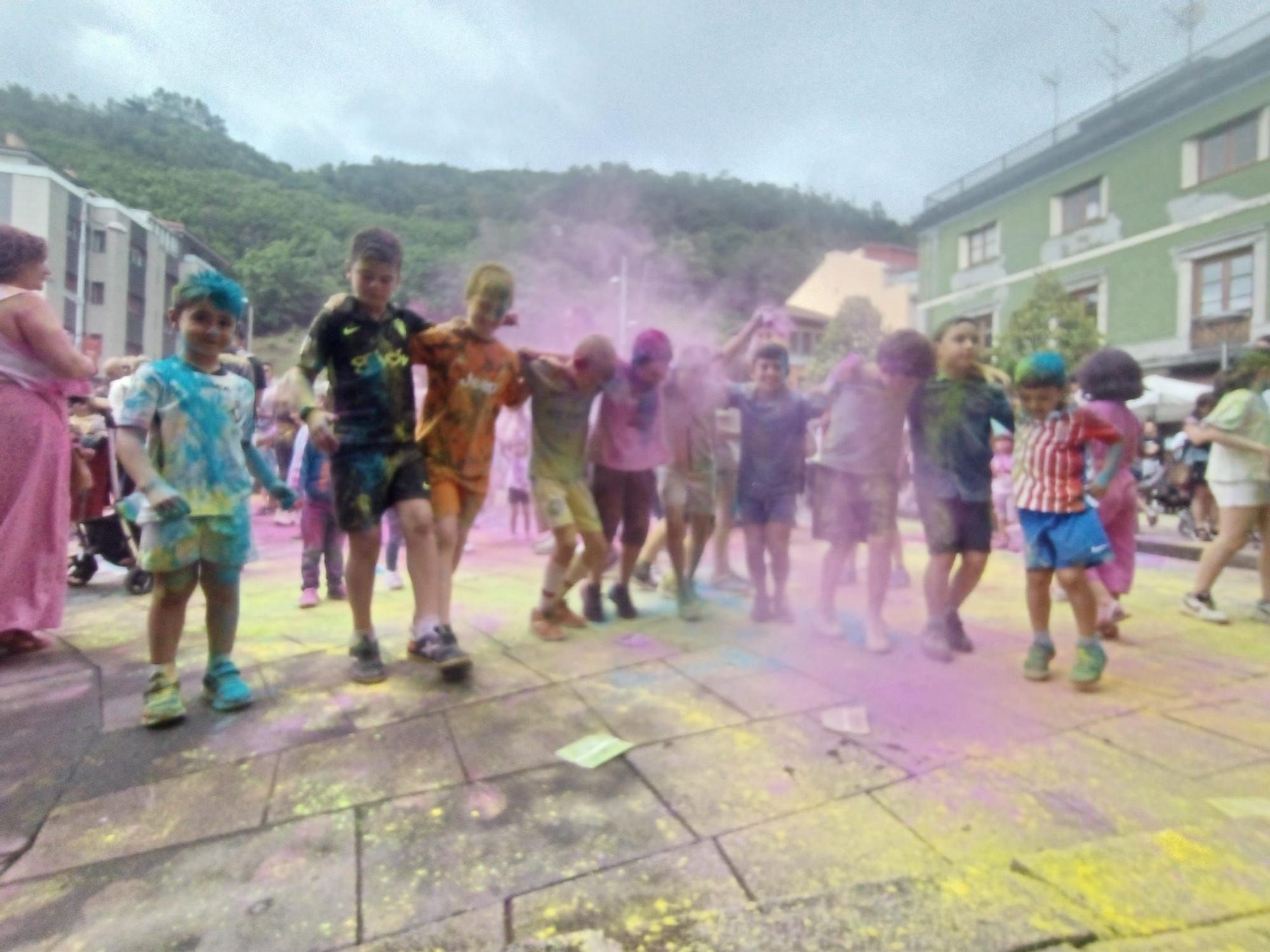 "Foguerina" de San Xuan y "Holi party" en Mieres