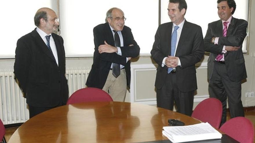 De izquierda a derecha, el gerente del Chuvi, José Luis Díaz; el secretario xeral del Sergas, Cayetano Rodríguez, y el alcalde de Vigo, Abel Caballero, minutos antes de la reunión en el Concello.