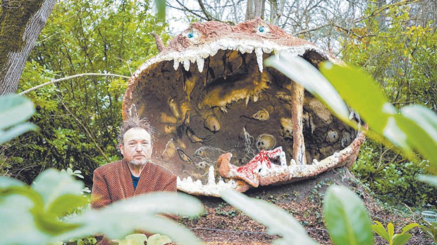 El artista mallorquín Miquel Barceló frente a La Grotte Chaumont, en plena naturaleza en el Domaine de Chaumont-sur-Loire. | ERIC SANDER