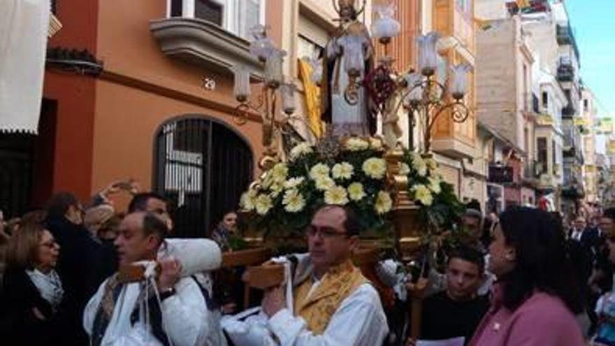 durante la jornada de ayer el protagonista absoluto fue el santo cuya imagen fue llevada en procesión hasta la iglesia de la Trinidad donde se realizó una misa en su honor.La reliquia arropada por miembros de la comisión y amigos invitados durante la procesión.La colla de Dolçainers i Tabaleters llevó a cabo la «despertà» en el barrio. Nombramiento de Maruja Montañés como «Blaier d&#039;Honor» 2016. f levante-emv