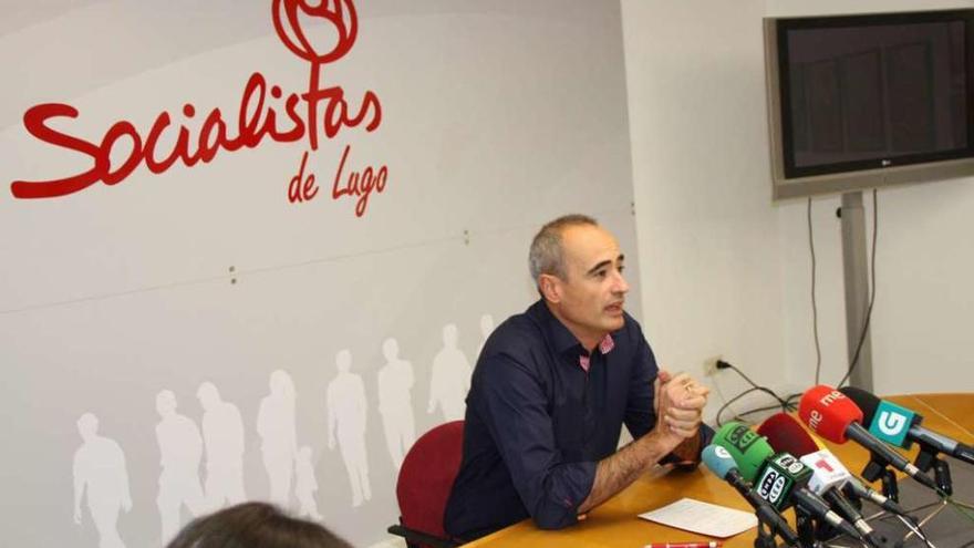 Santín, ayer, en la rueda de prensa en que anunció su dimisión al frente del PSOE en la provincia de Lugo.