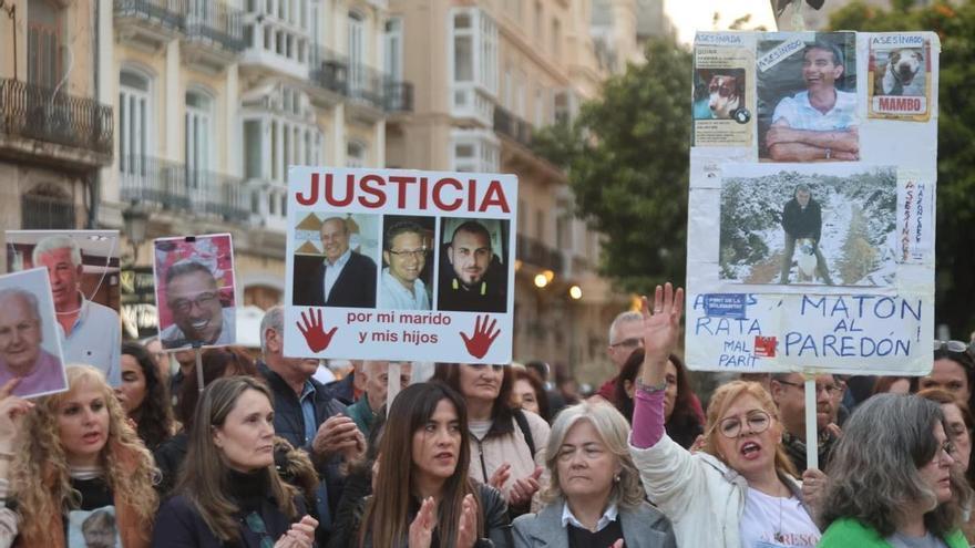 Miles de personas recorren València en la primera manifestación contra Mazón tras su citación como testigo