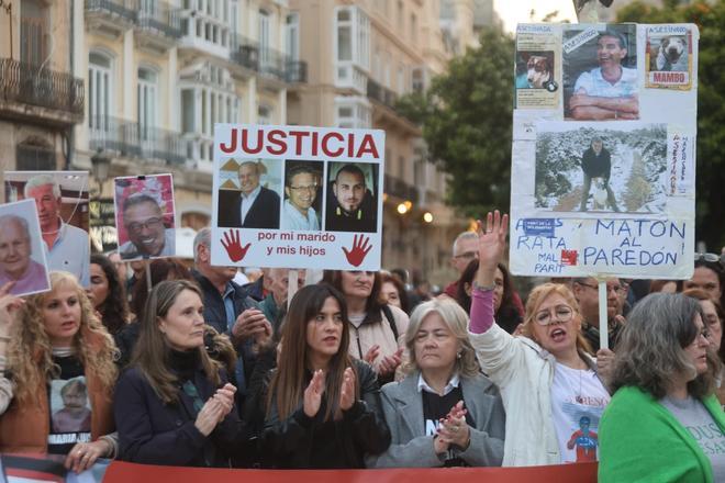 Miles de personas recorren València en la primera manifestación contra Mazón tras su citación como testigo