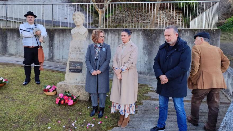 A alcaldesa (centro), cos concelleiros Coral Ríos e Alfonso Piñeiro xunto ó busto de Rosalía. | S.Á.