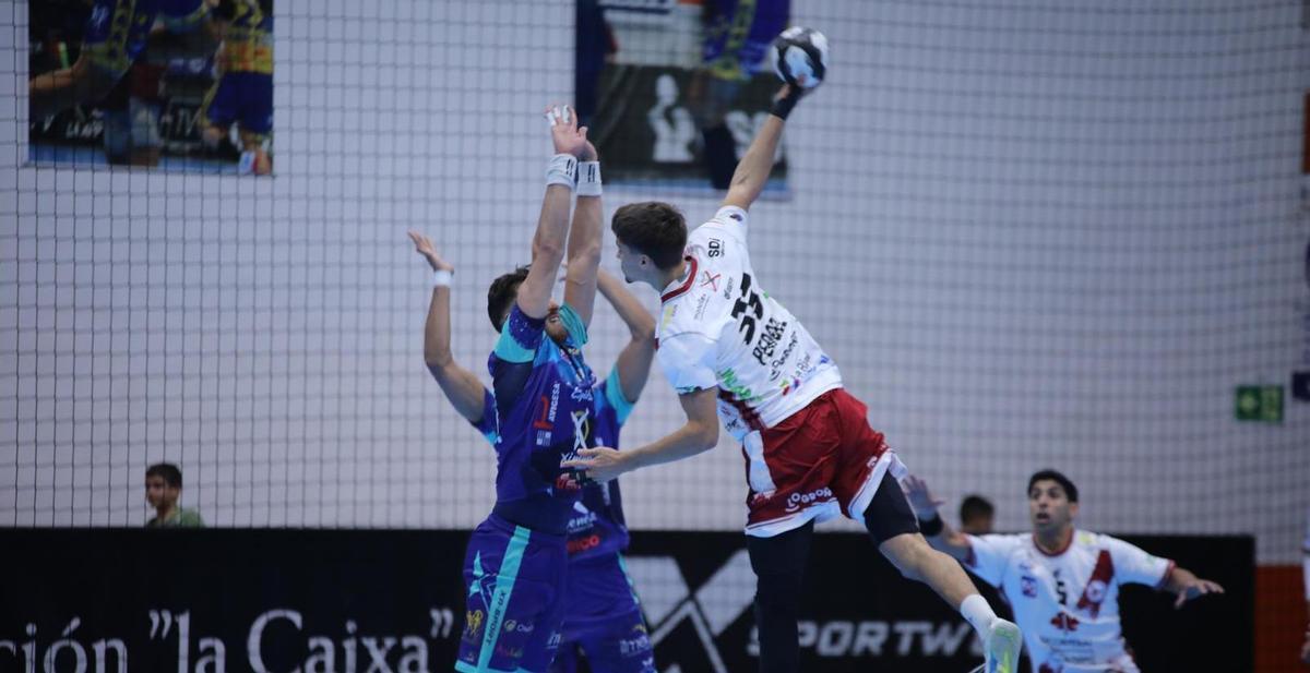 Una acción defensiva del Cajasol Ángel Ximénez.