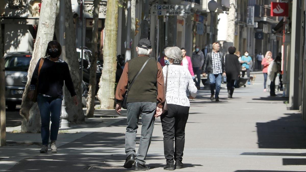 Transeúntes por la rambla de Sant Isidre de Igualada.