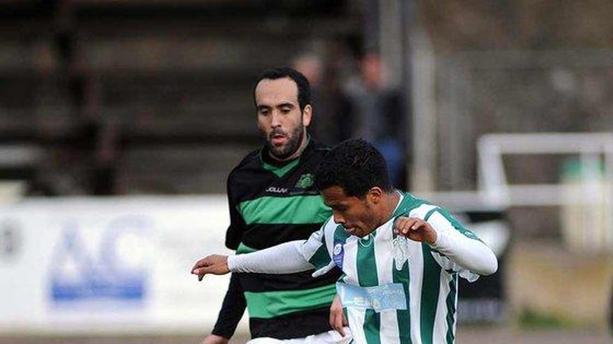 El lenense Cristian protege el balón ante Llerandi del Universidad.