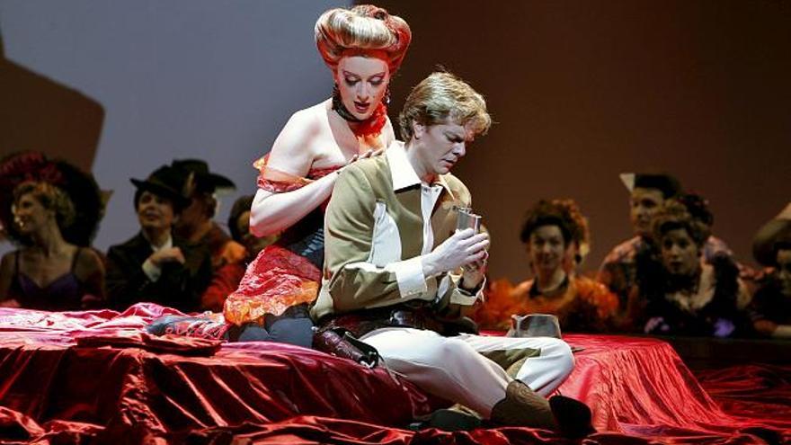 Dos intérpretes durante el pase gráfico de la ópera "The Rake´s Progress" que se estrenará el 11 de enero en el Teatro Real de Madrid.